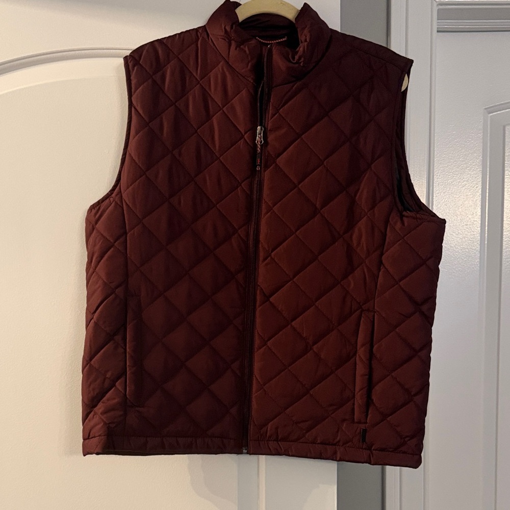 Hawke & Co Maroon Performance Vest in burgundy. Like new condition.